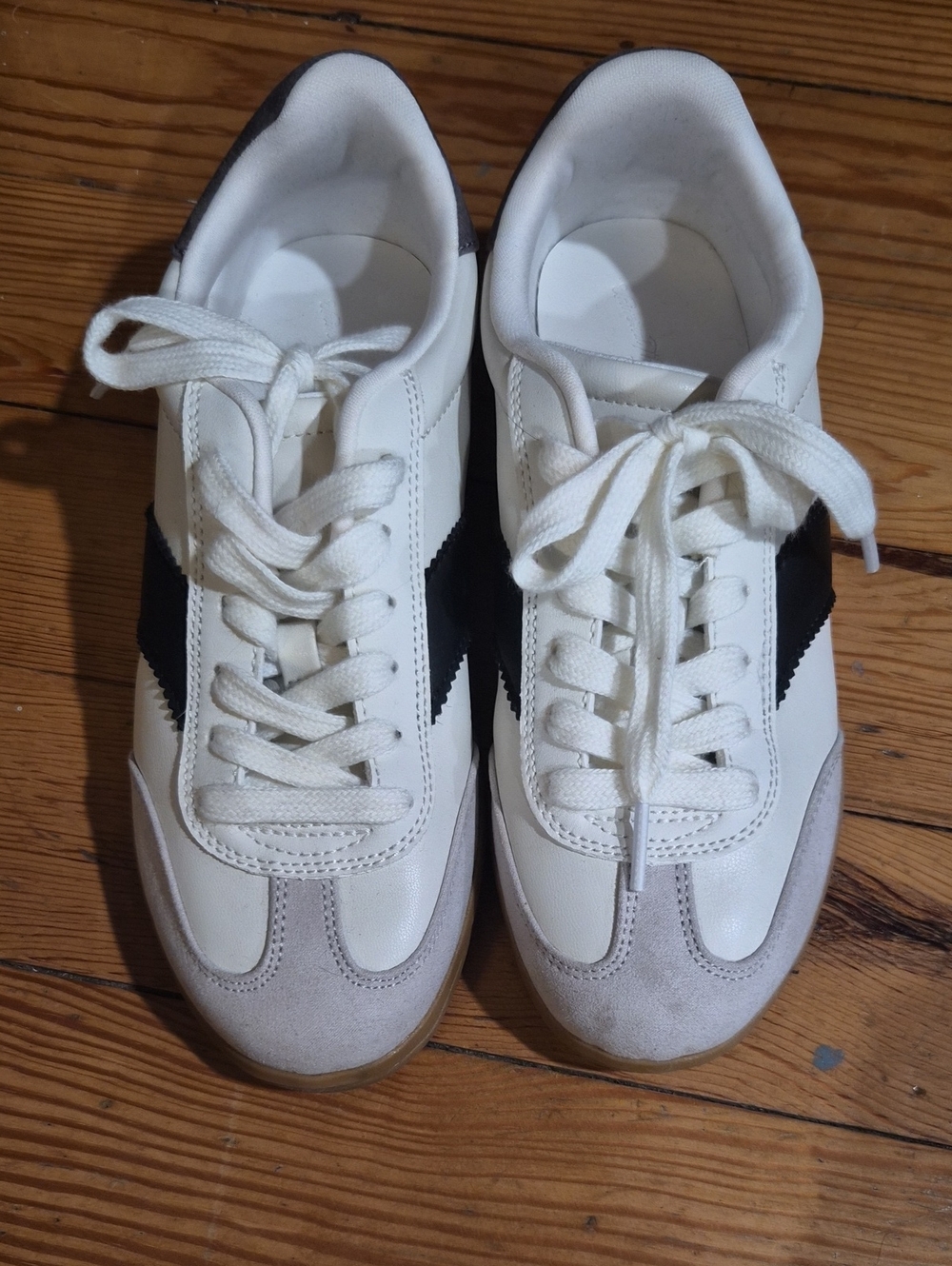 Universal Thread White and Black Womens Casual Sneakers